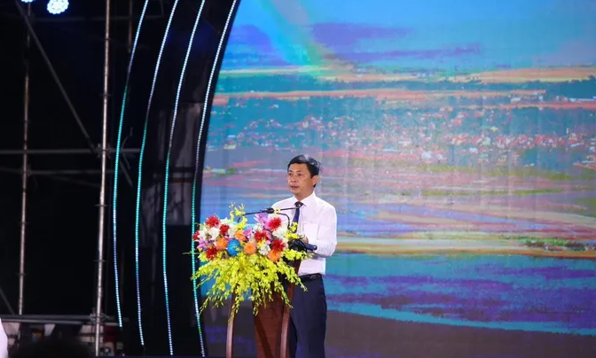 Thiên Cầm rực rỡ với màn bắn pháo hoa khai trương du lịch biển