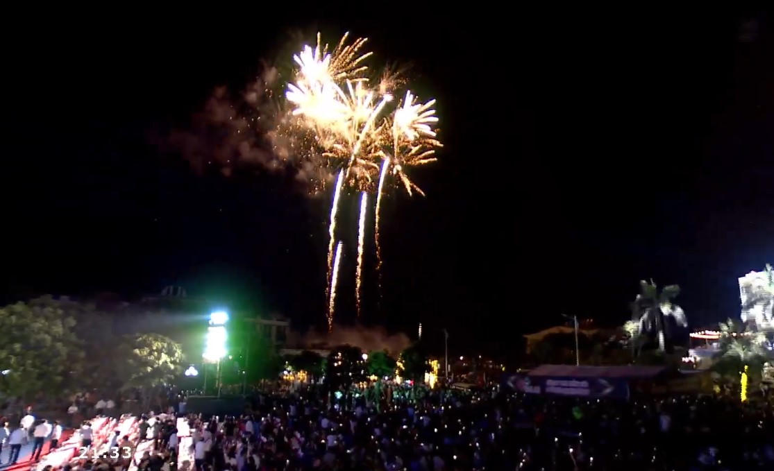 Thiên Cầm rực rỡ với màn bắn pháo hoa khai trương du lịch biển