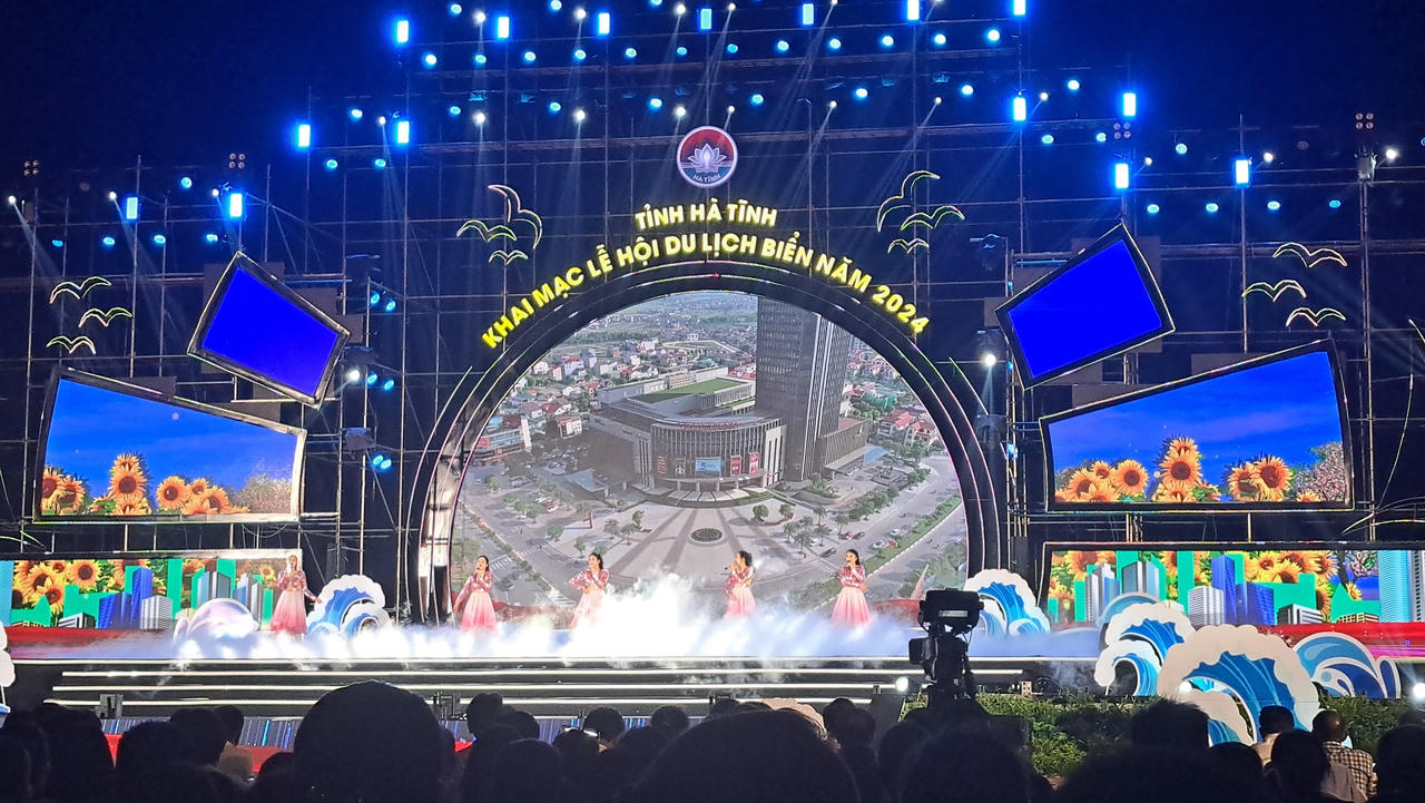 Thiên Cầm rực rỡ với màn bắn pháo hoa khai trương du lịch biển