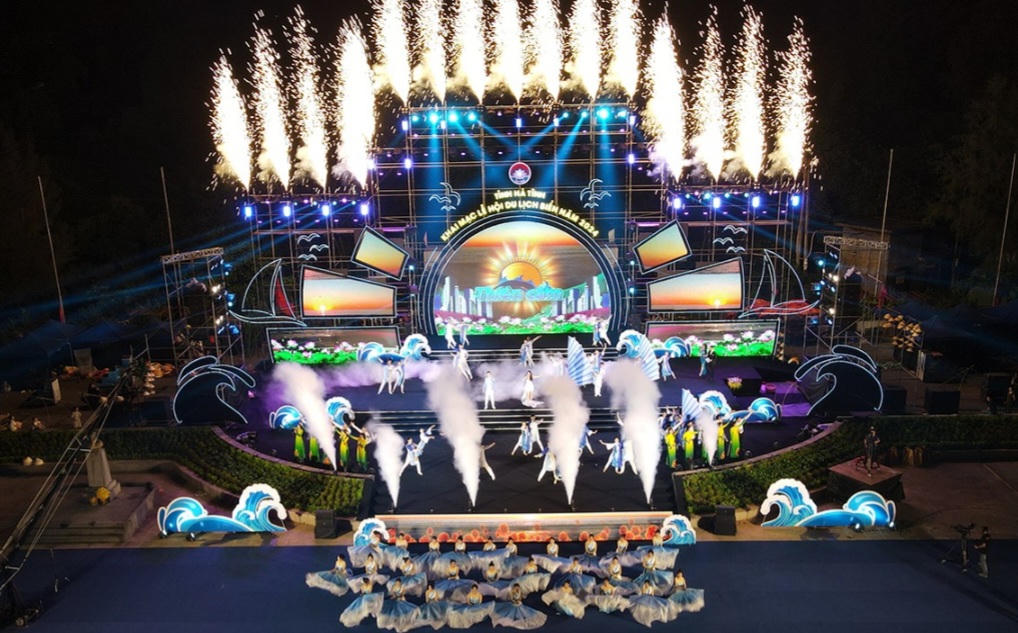 Thiên Cầm rực rỡ với màn bắn pháo hoa khai trương du lịch biển