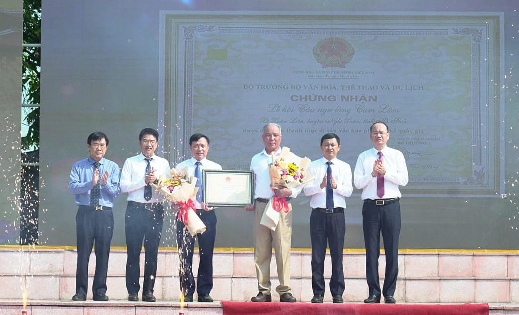 Lễ đón Bằng công nhận Lễ hội Cầu Ngư làng Cam Lâm là Di sản văn hóa phi vật thể quốc gia