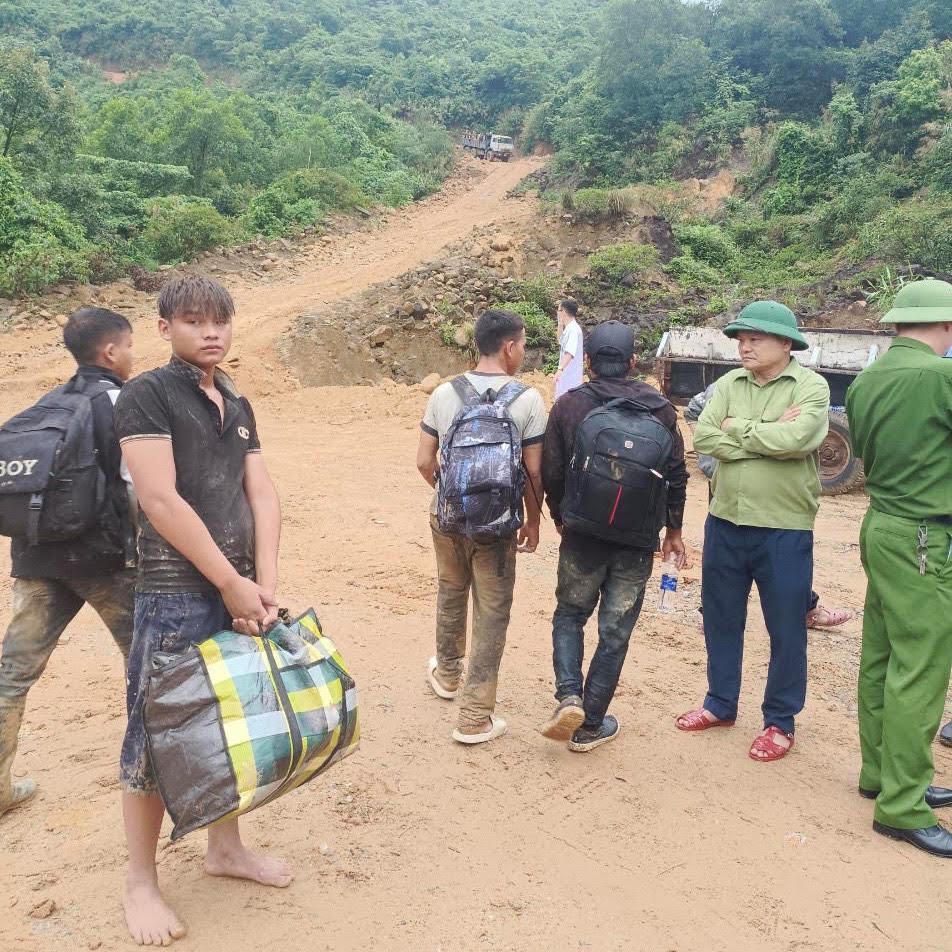 Sạt lở đất ở Hà Tĩnh, 3 công nhân tử vong, 4 người phải cấp cứu