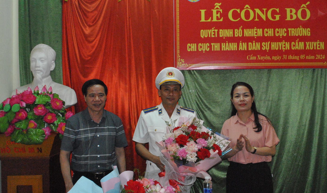 Hà Tĩnh: Trao quyết định bổ nhiệm 2 Chi cục trưởng thi hành án dân sự huyện