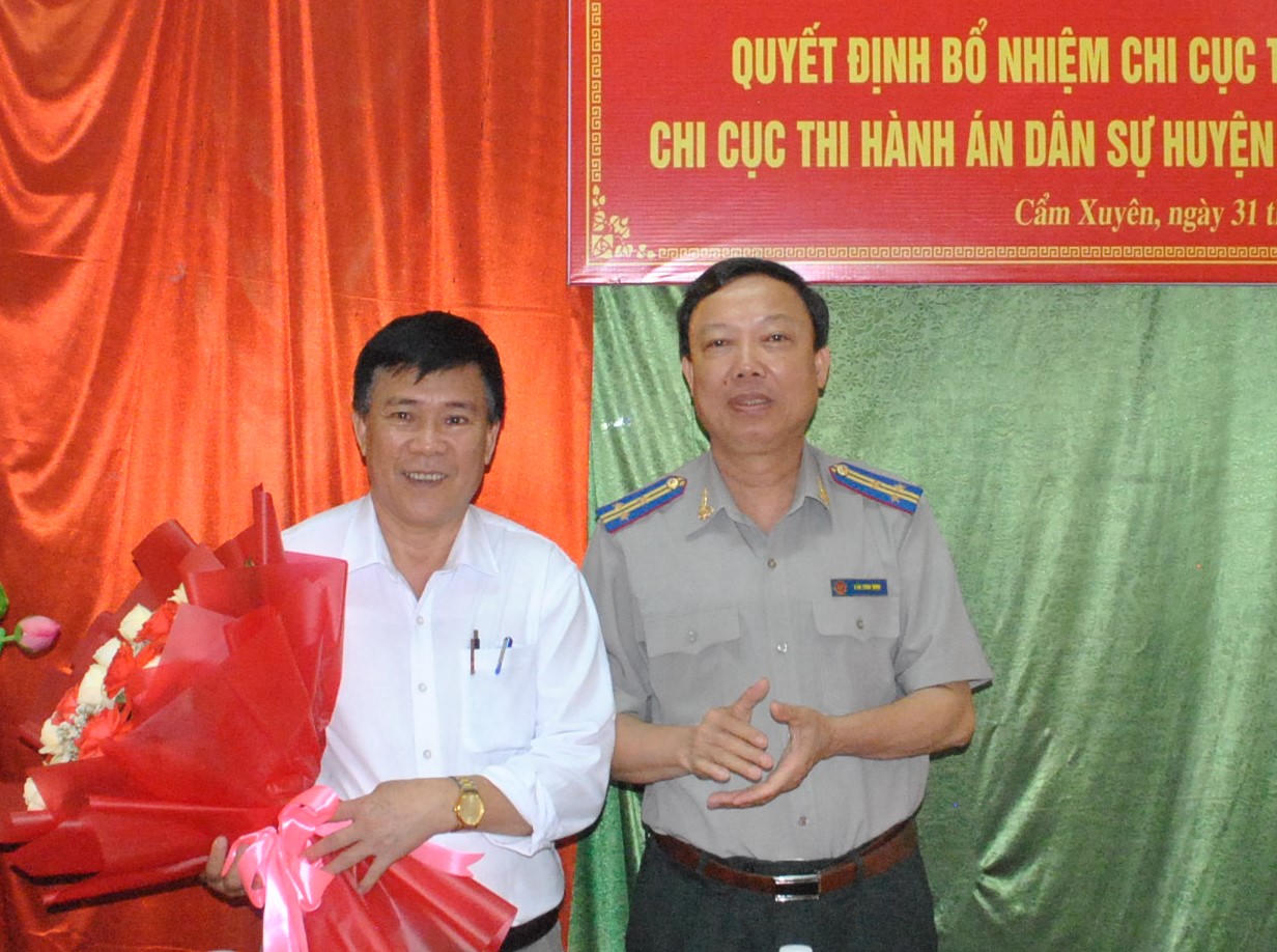Hà Tĩnh: Trao quyết định bổ nhiệm 2 Chi cục trưởng thi hành án dân sự huyện
