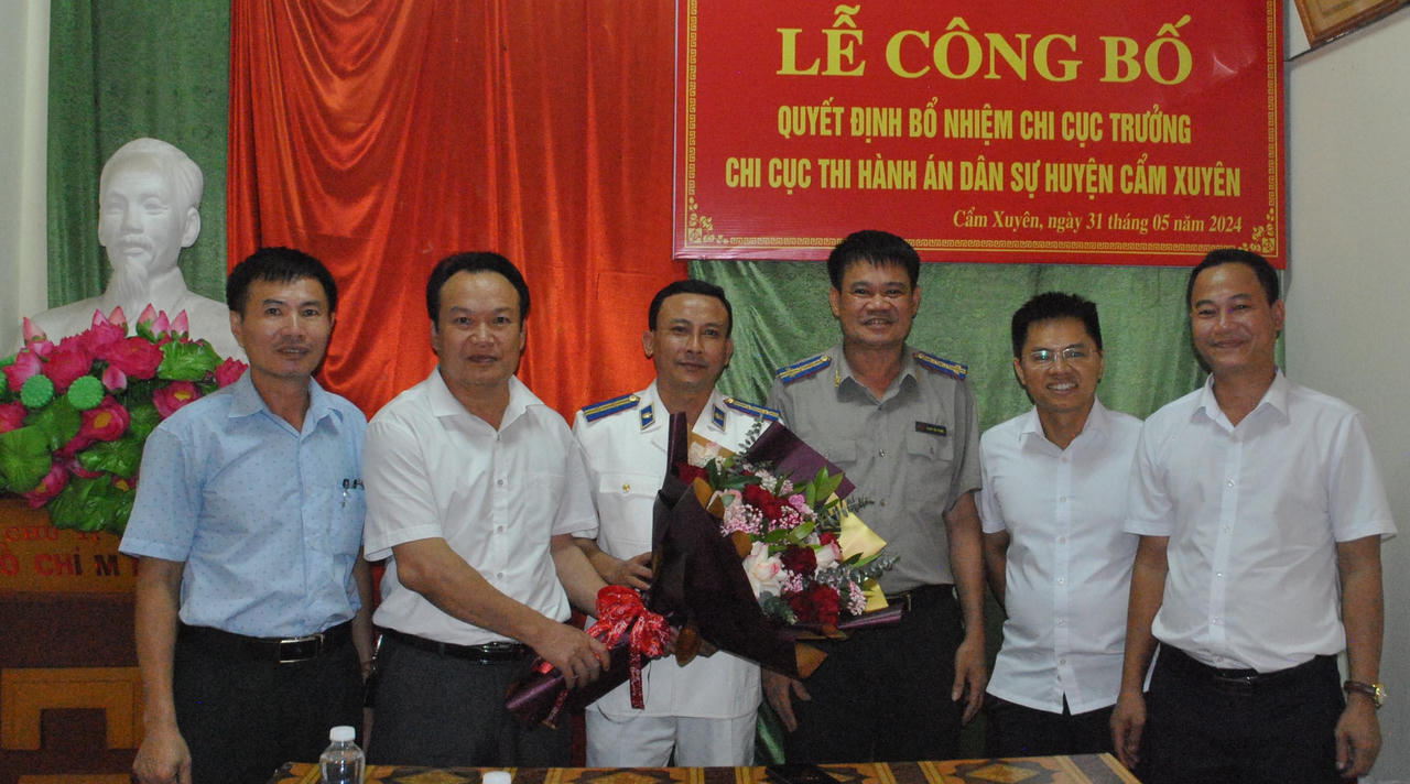 Hà Tĩnh: Trao quyết định bổ nhiệm 2 Chi cục trưởng thi hành án dân sự huyện