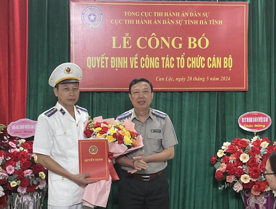 Hà Tĩnh: Trao quyết định bổ nhiệm 2 Chi cục trưởng thi hành án dân sự huyện