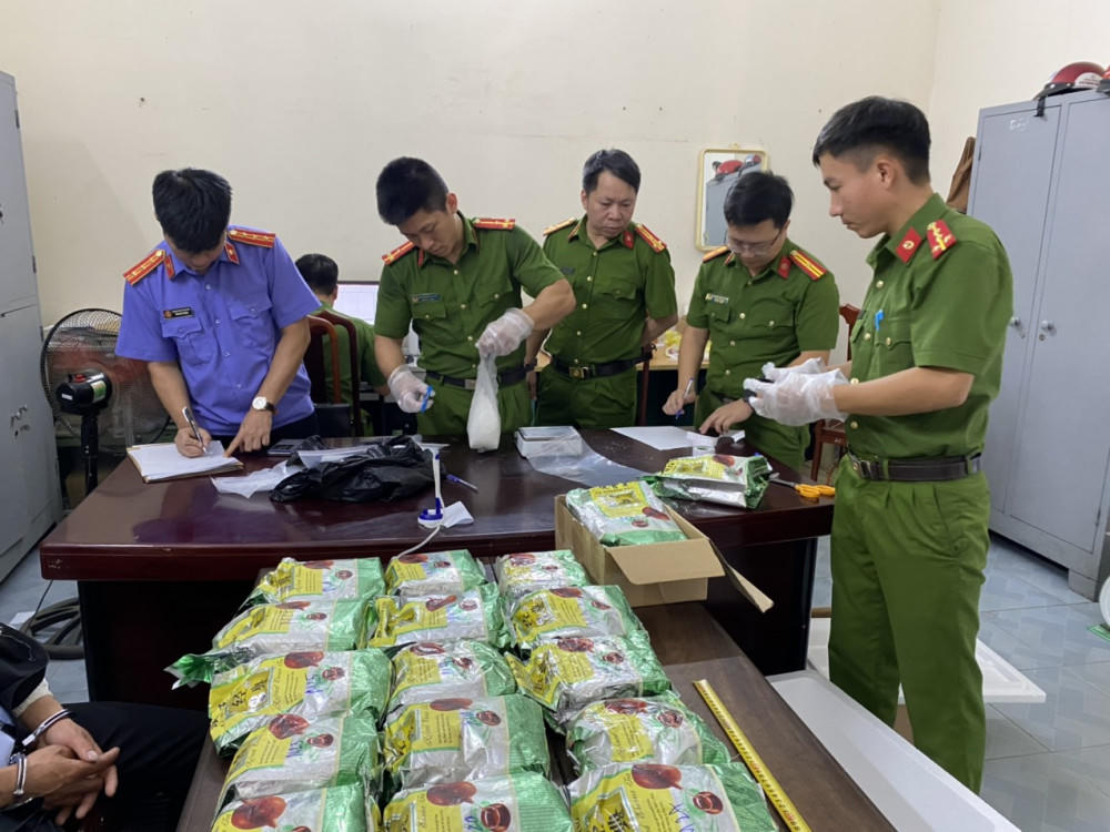 Bắt 2 vợ chồng vận chuyển 30kg ma túy