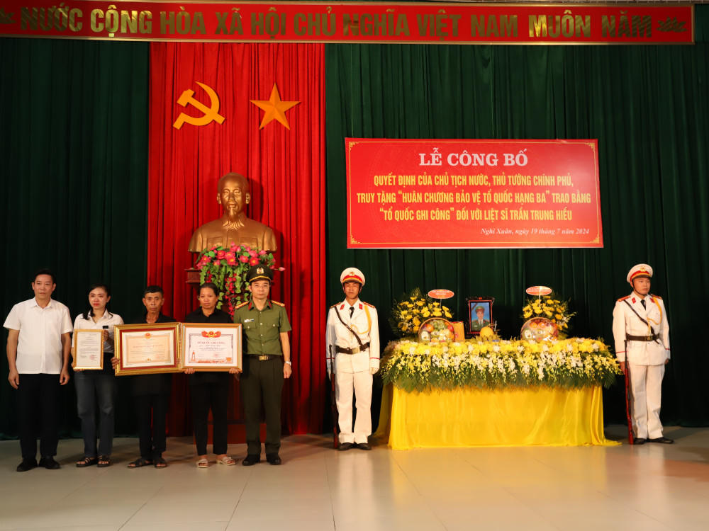 Trao bằng Tổ quốc ghi công cho thân nhân liệt sĩ Trần Trung Hiếu