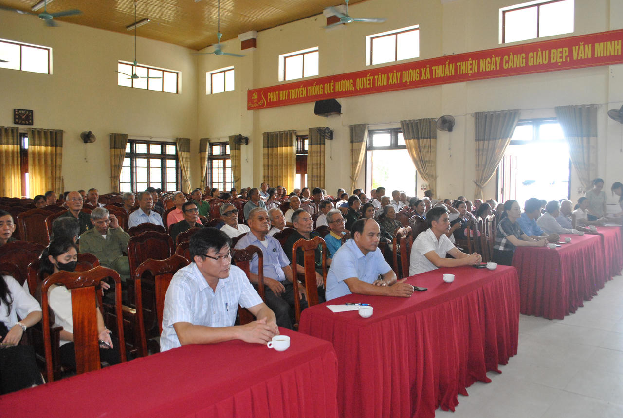 Báo Pháp luật Việt Nam trao 100 suất quà cho gia đình chính sách, người có công tại huyện Can Lộc