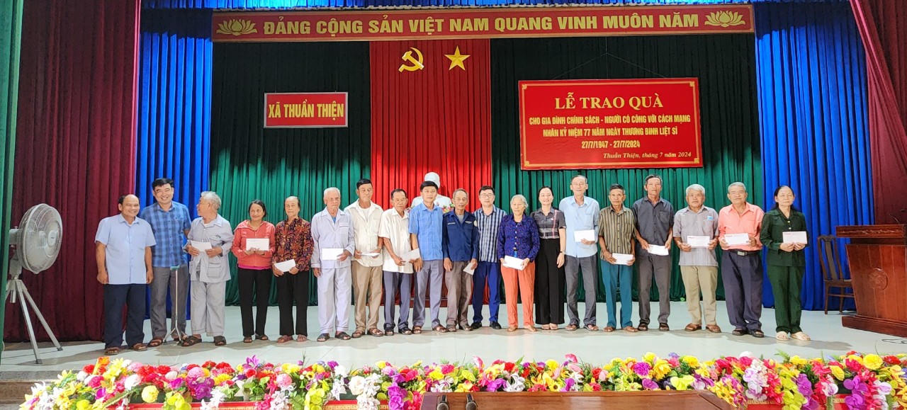 Báo Pháp luật Việt Nam trao 100 suất quà cho gia đình chính sách, người có công tại huyện Can Lộc