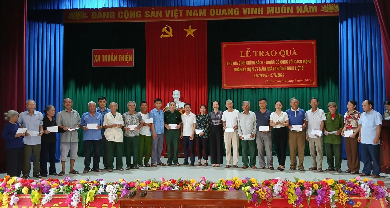 Báo Pháp luật Việt Nam trao 100 suất quà cho gia đình chính sách, người có công tại huyện Can Lộc