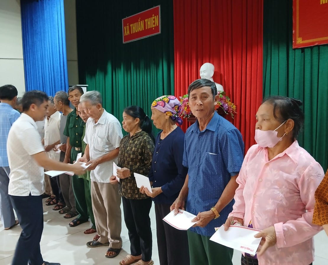 Báo Pháp luật Việt Nam trao 100 suất quà cho gia đình chính sách, người có công tại huyện Can Lộc