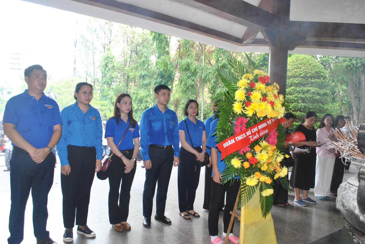 Đoàn thanh niên Bộ Tư pháp dâng hương 'địa chỉ đỏ', tặng quà đối tượng chính sách tại miền Trung