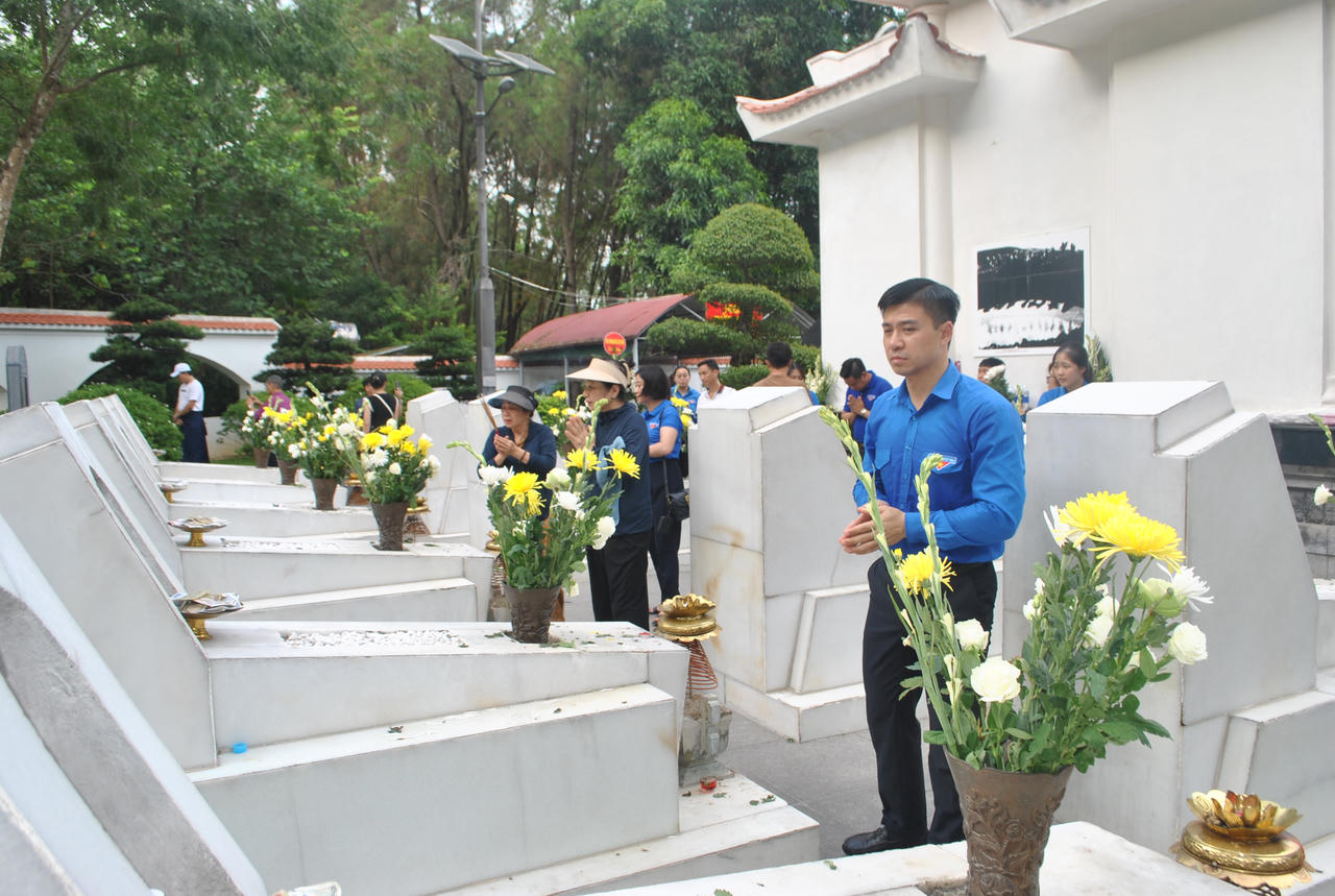 Đoàn thanh niên Bộ Tư pháp dâng hương 'địa chỉ đỏ', tặng quà đối tượng chính sách tại miền Trung
