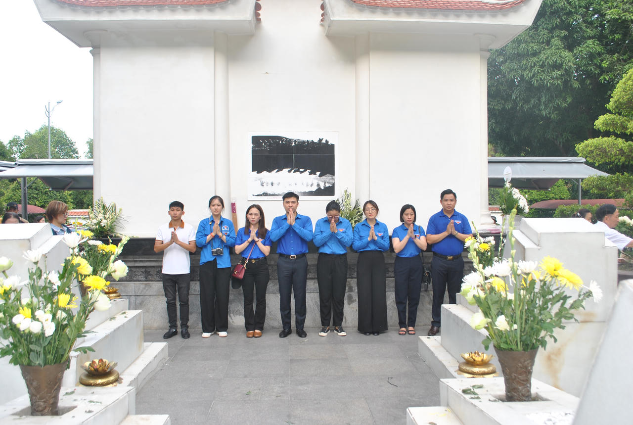 Đoàn thanh niên Bộ Tư pháp dâng hương 'địa chỉ đỏ', tặng quà đối tượng chính sách tại miền Trung