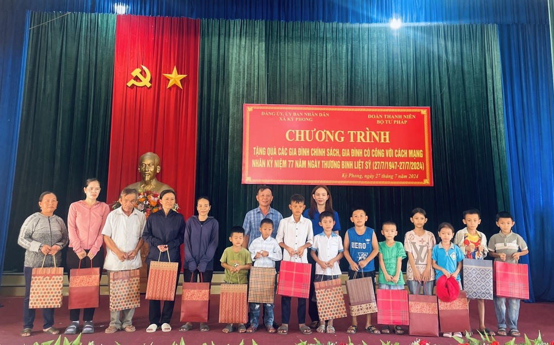 Đoàn thanh niên Bộ Tư pháp dâng hương 'địa chỉ đỏ', tặng quà đối tượng chính sách tại miền Trung