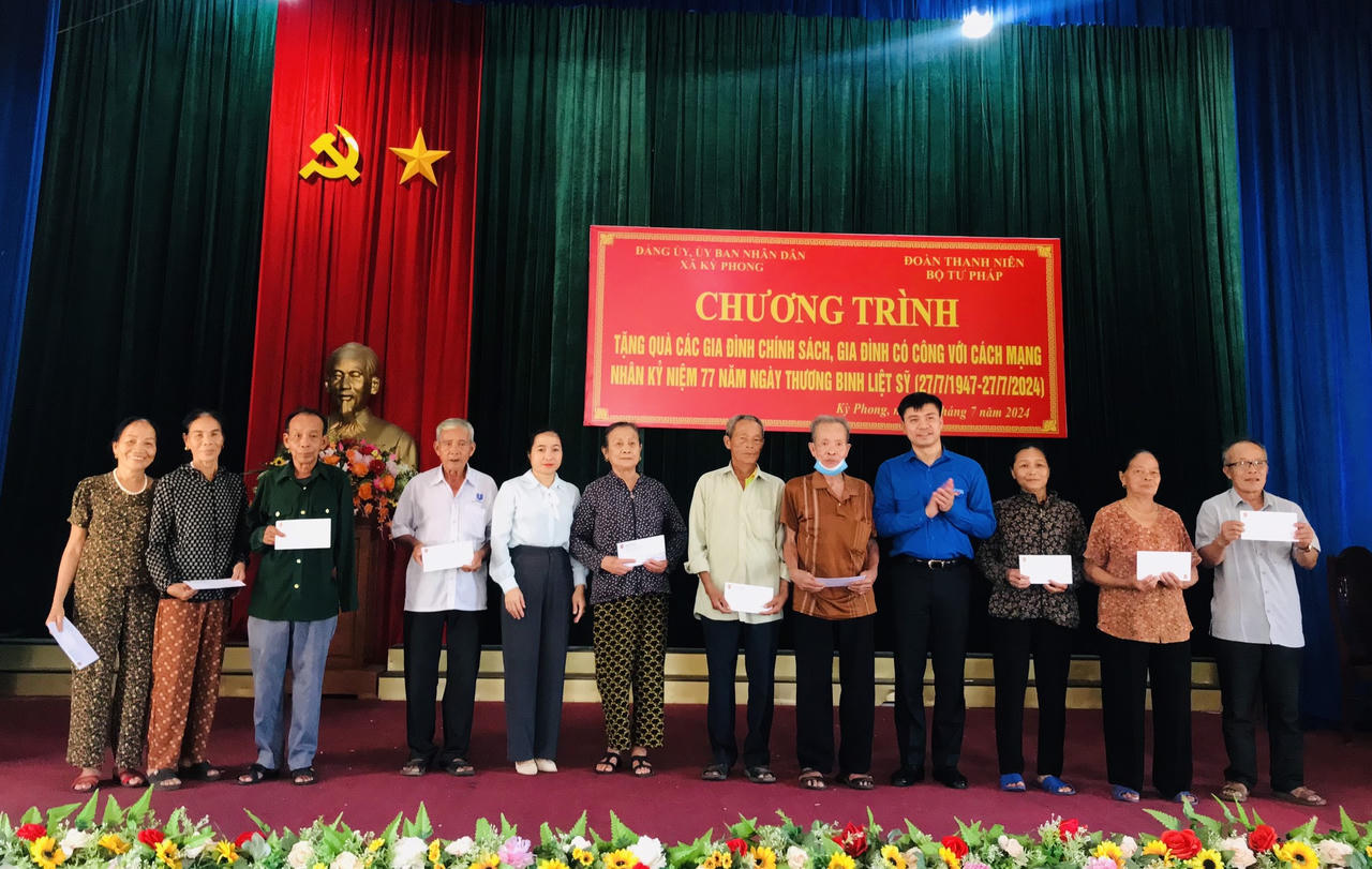 Đoàn thanh niên Bộ Tư pháp dâng hương 'địa chỉ đỏ', tặng quà đối tượng chính sách tại miền Trung