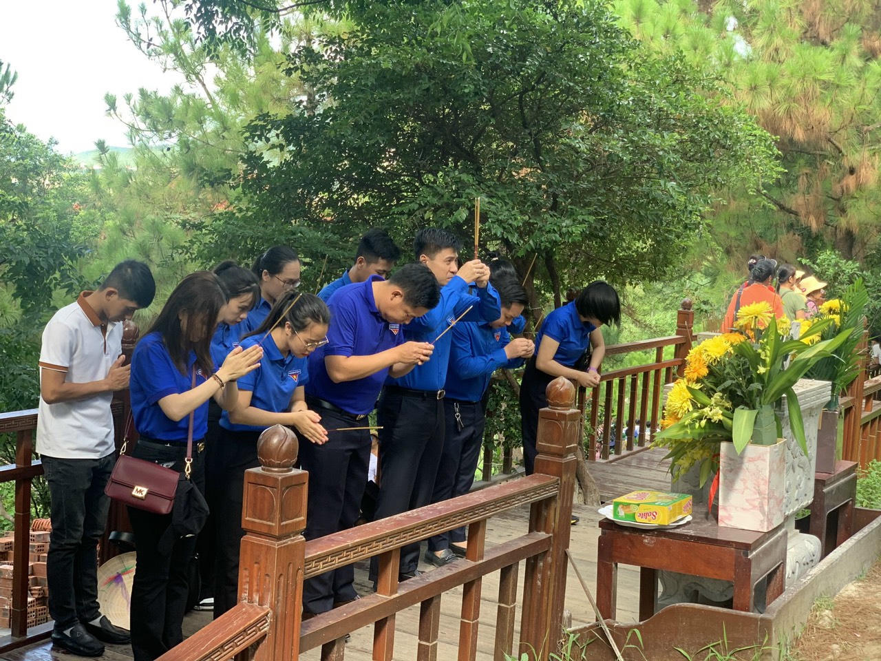 Đoàn thanh niên Bộ Tư pháp dâng hương 'địa chỉ đỏ', tặng quà đối tượng chính sách tại miền Trung