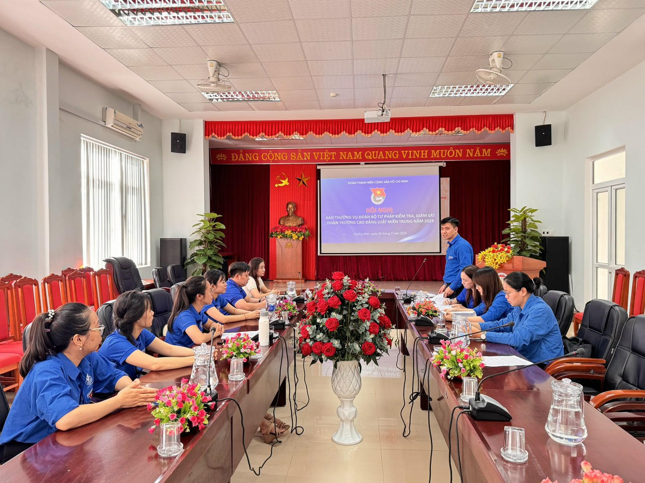 Đoàn thanh niên Bộ Tư pháp dâng hương 'địa chỉ đỏ', tặng quà đối tượng chính sách tại miền Trung