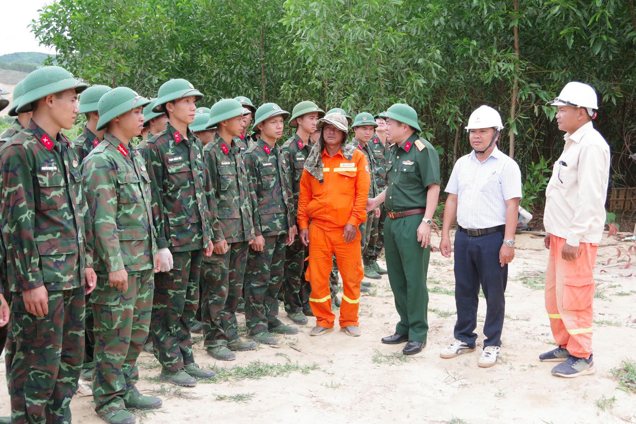 Huy động hàng trăm cán bộ, chiến sĩ hỗ trợ thi công dự án đường dây 500kV mạch 3 qua Hà Tĩnh