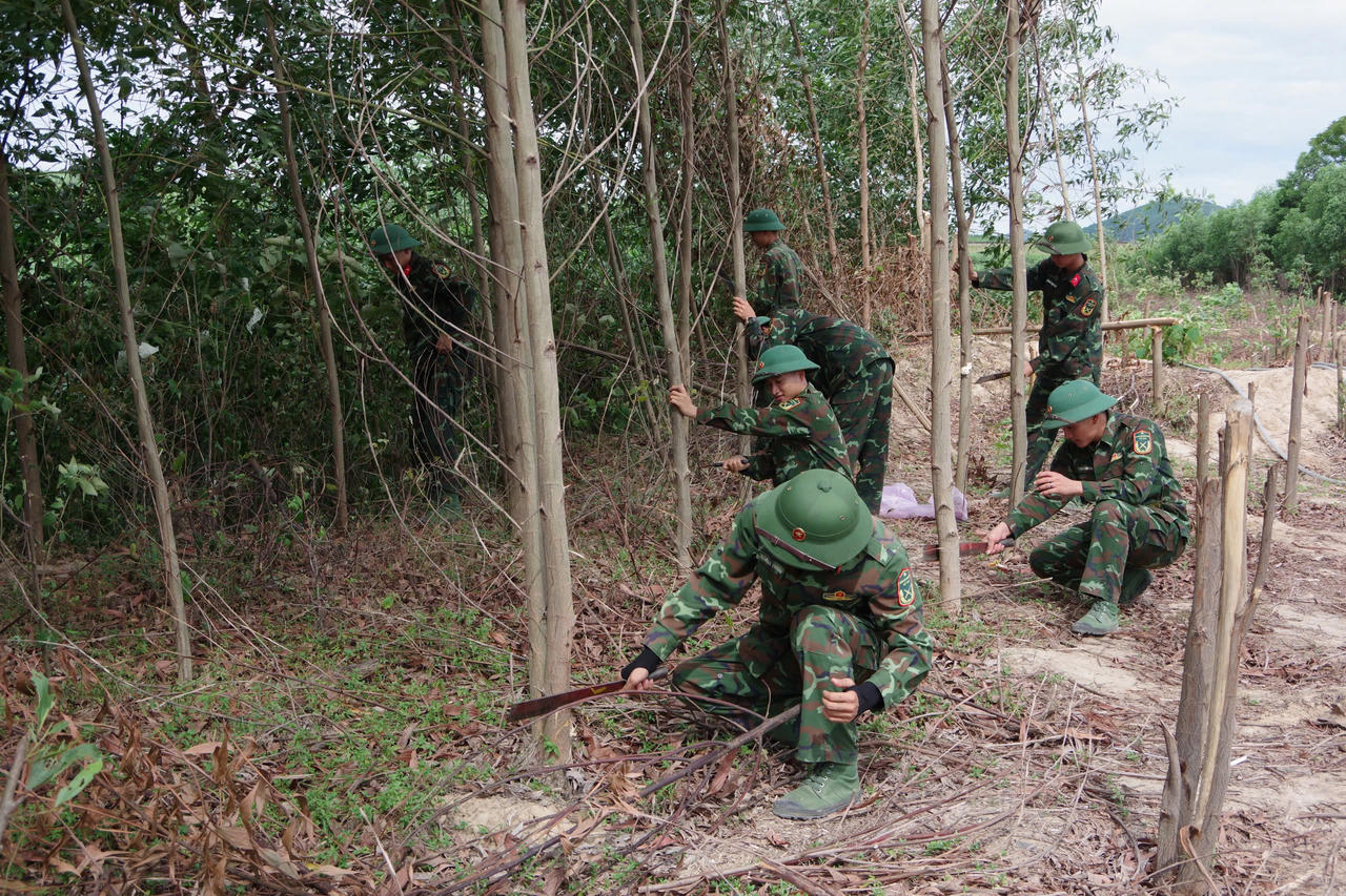 Huy động hàng trăm cán bộ, chiến sĩ hỗ trợ thi công dự án đường dây 500kV mạch 3 qua Hà Tĩnh