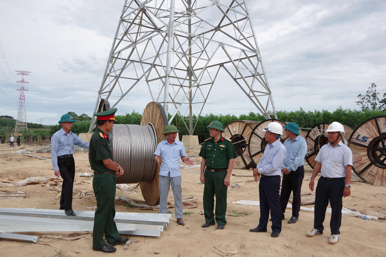 Huy động hàng trăm cán bộ, chiến sĩ hỗ trợ thi công dự án đường dây 500kV mạch 3 qua Hà Tĩnh