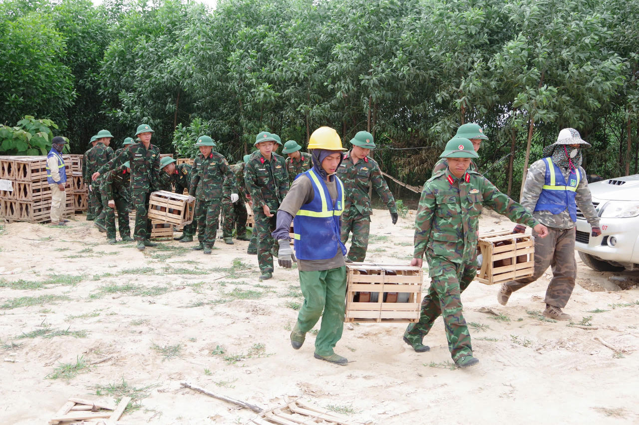 Huy động hàng trăm cán bộ, chiến sĩ hỗ trợ thi công dự án đường dây 500kV mạch 3 qua Hà Tĩnh