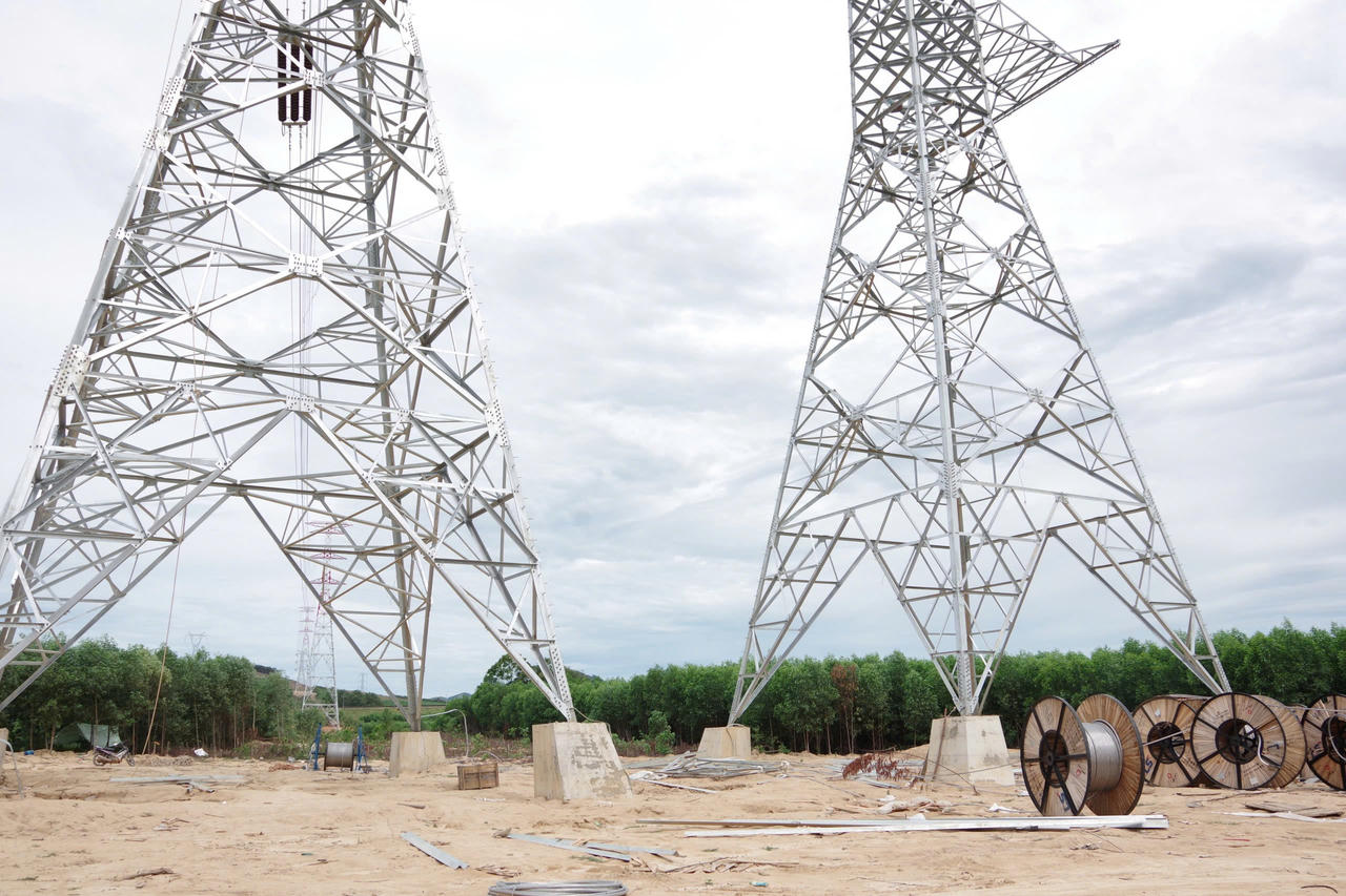 Huy động hàng trăm cán bộ, chiến sĩ hỗ trợ thi công dự án đường dây 500kV mạch 3 qua Hà Tĩnh