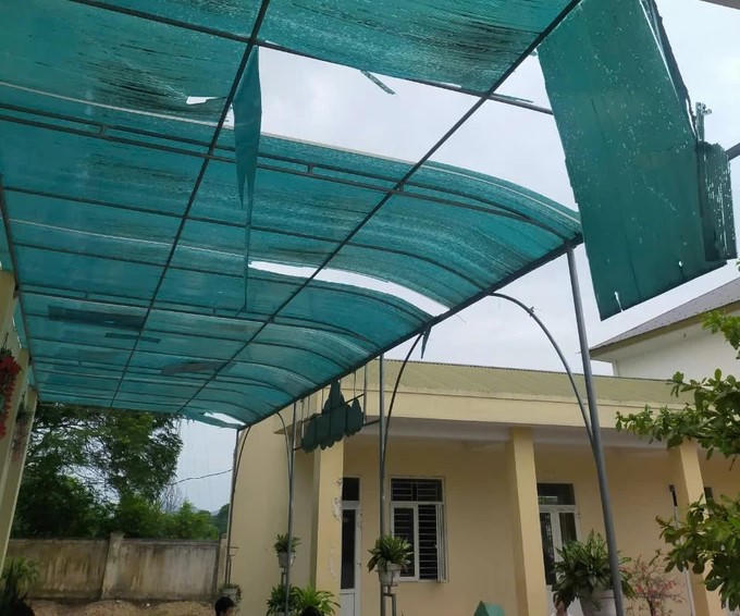 Lốc xoáy làm đổ cây, tốc mái nhà dân ở Hà Tĩnh