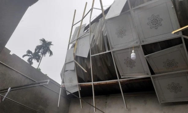 Lốc xoáy làm đổ cây, tốc mái nhà dân ở Hà Tĩnh