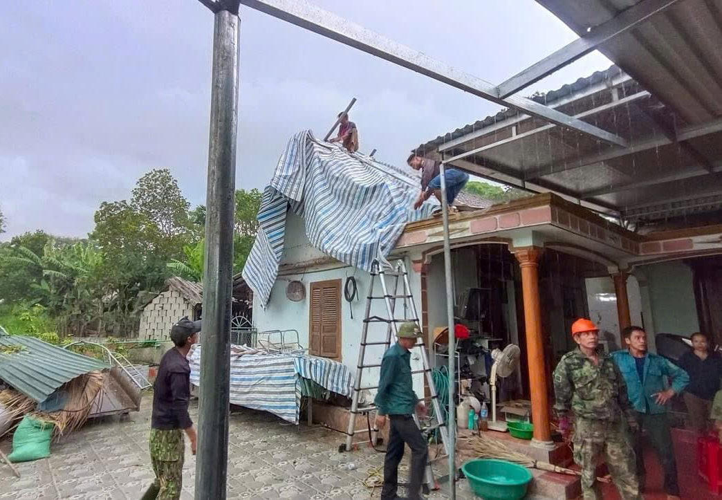 Lốc xoáy làm đổ cây, tốc mái nhà dân ở Hà Tĩnh