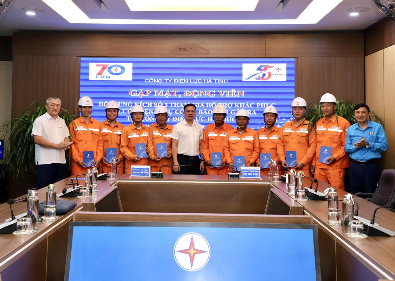 Điện lực Hà Tĩnh lập 3 đội xung kích ra các tỉnh phía Bắc hỗ trợ khắc phục hậu quả bão số 3