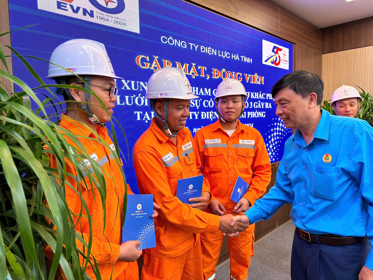 Điện lực Hà Tĩnh lập 3 đội xung kích ra các tỉnh phía Bắc hỗ trợ khắc phục hậu quả bão số 3