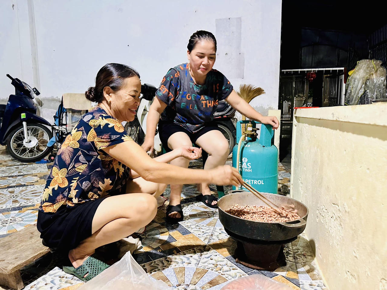 Người xứ Nghệ chưng cá, tép, lạc khô hỗ trợ đồng bào vùng lũ ở miền Bắc