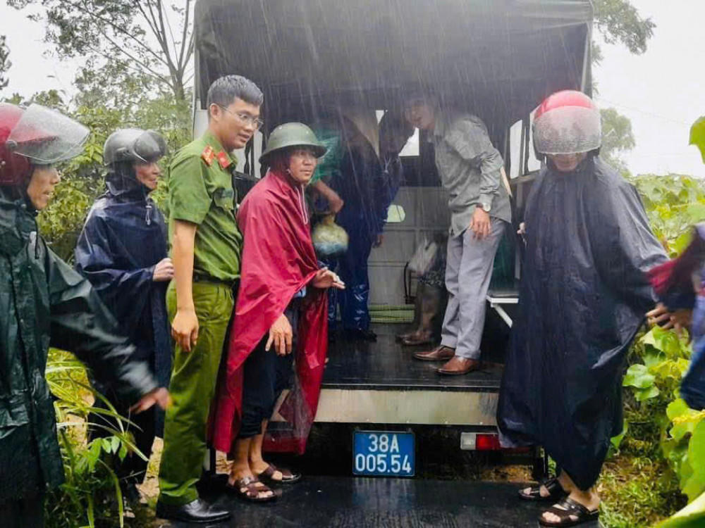 Mưa lớn, ngập cục bộ, nhiều trường học ở huyện miền núi Hà Tĩnh cho học sinh nghỉ học