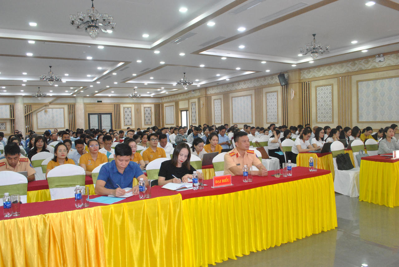 250 công chức tư pháp hộ tịch được tập huấn kiến thức về xây dựng xã, phường đạt chuẩn tiếp cận pháp luật và ATGT