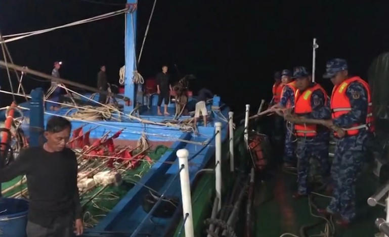 Cứu hộ tàu cá gặp nạn trên biển 