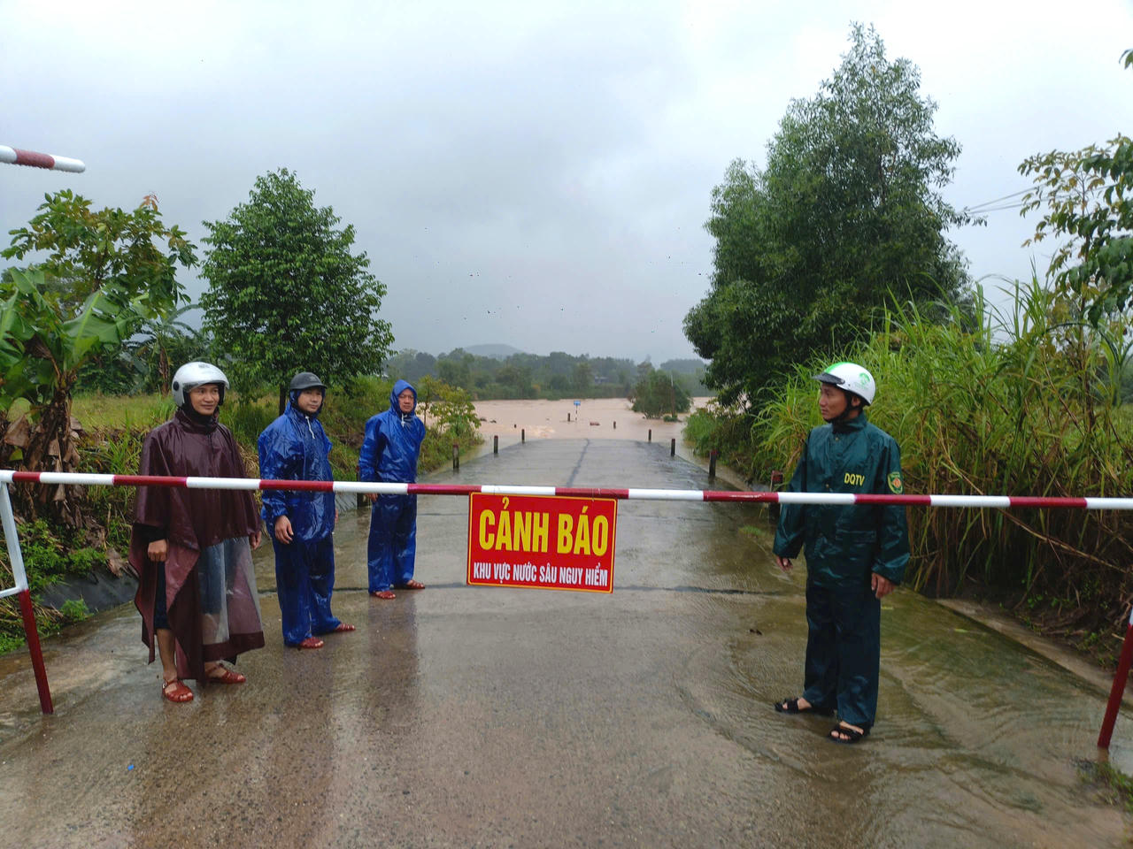 Mưa xối xả gây ngập nhiều tuyến đường ở miền núi Hà Tĩnh 