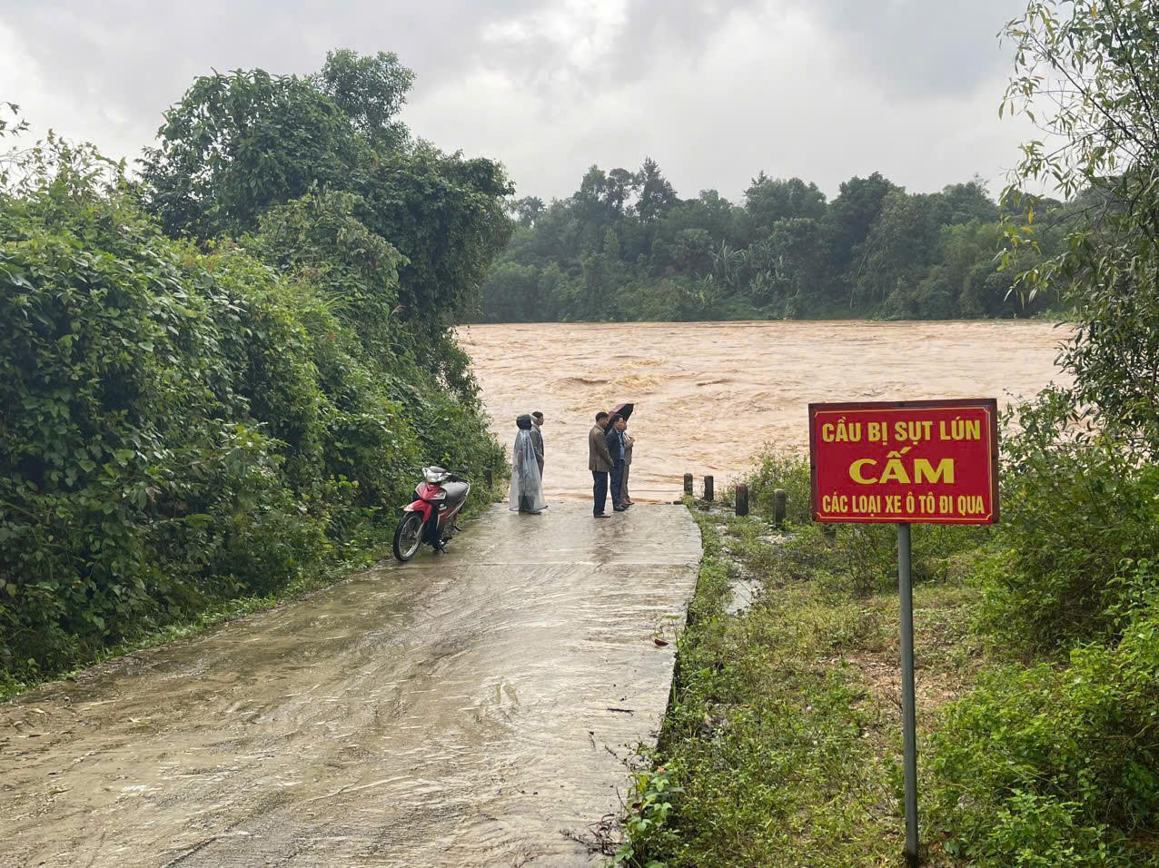 Mưa xối xả gây ngập nhiều tuyến đường ở miền núi Hà Tĩnh 