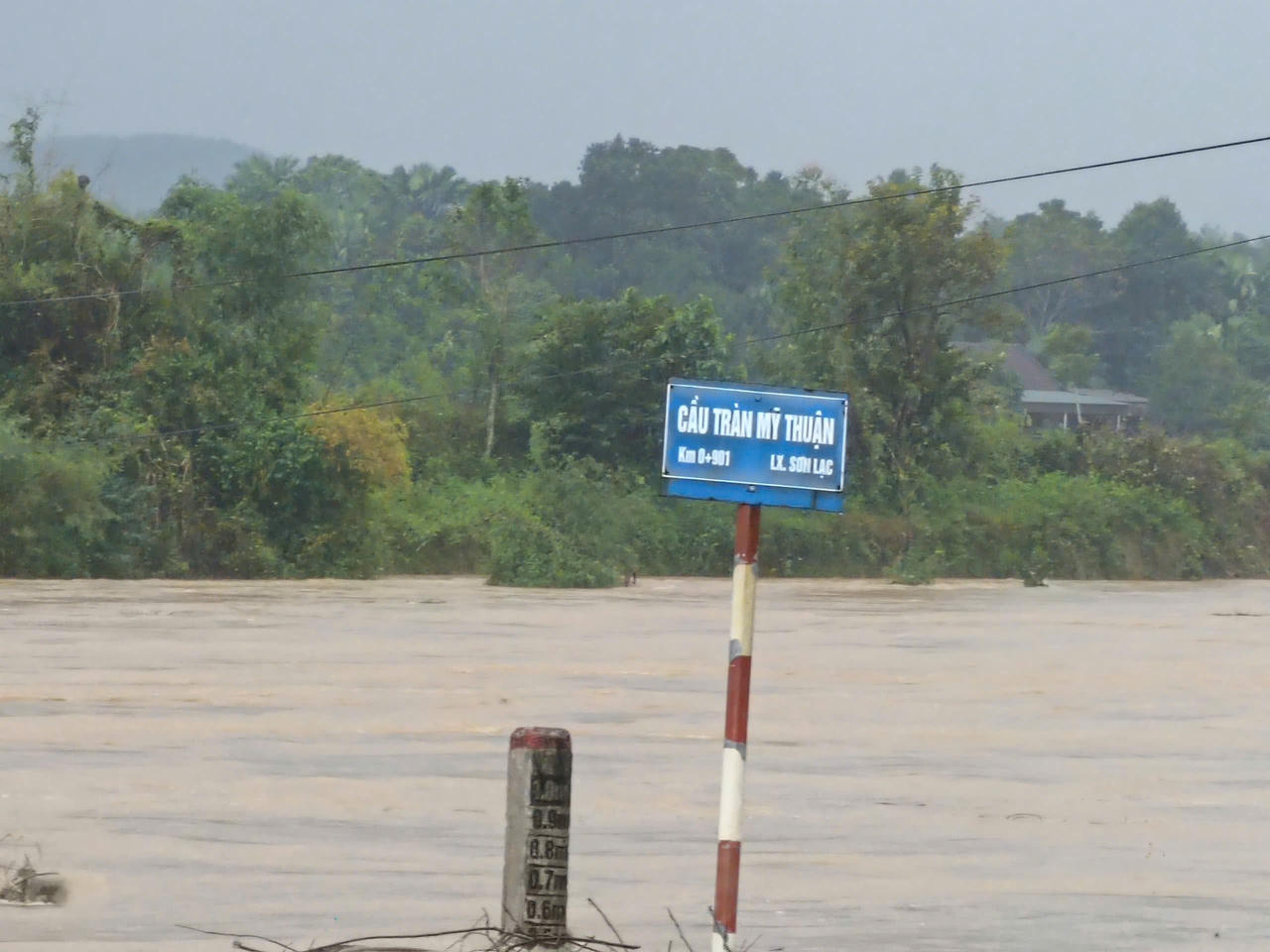 Mưa xối xả gây ngập nhiều tuyến đường ở miền núi Hà Tĩnh 