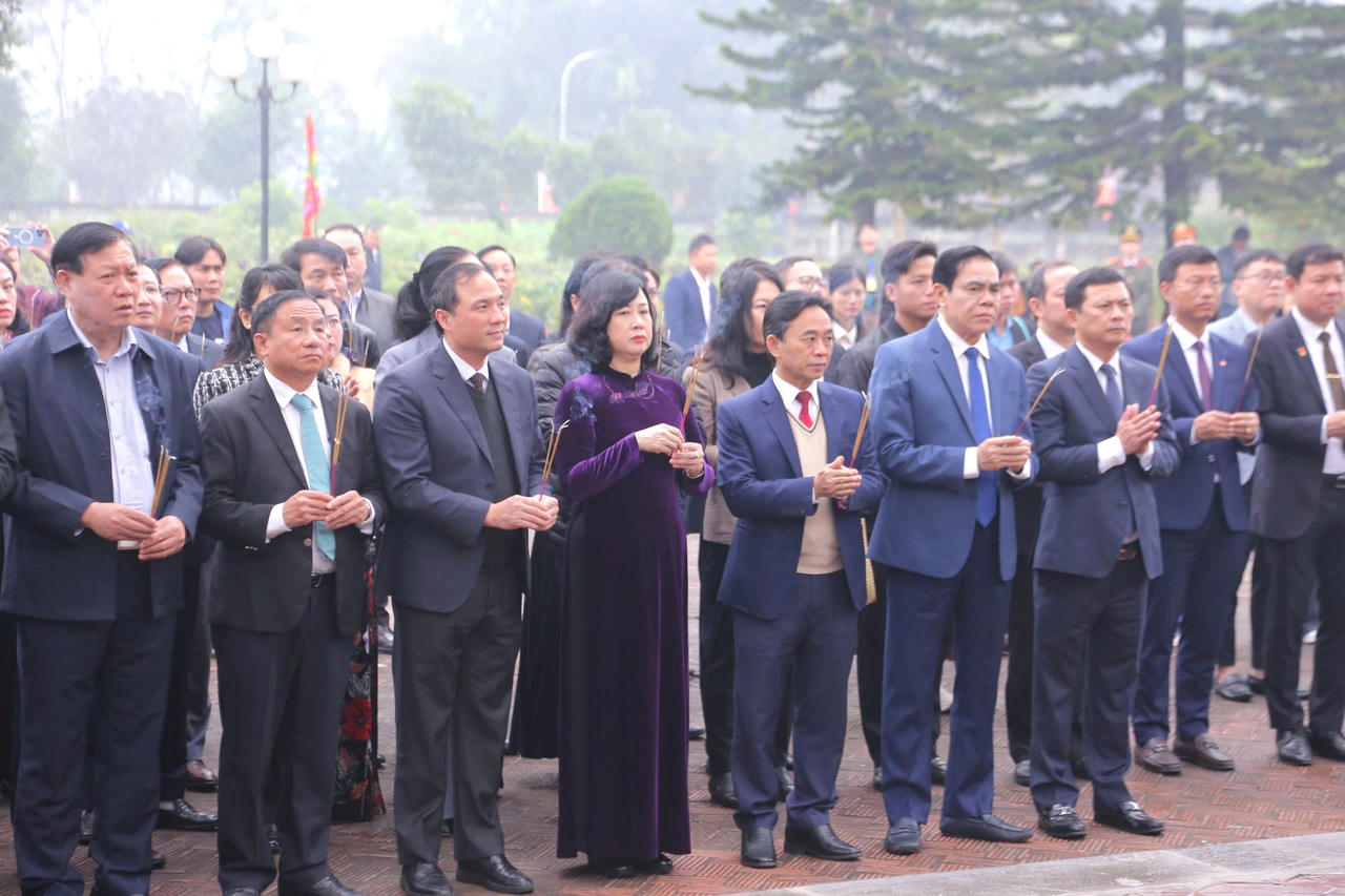 Dâng hương tưởng niệm 300 năm ngày sinh đại danh y Hải Thượng Lãn Ông Lê Hữu Trác 