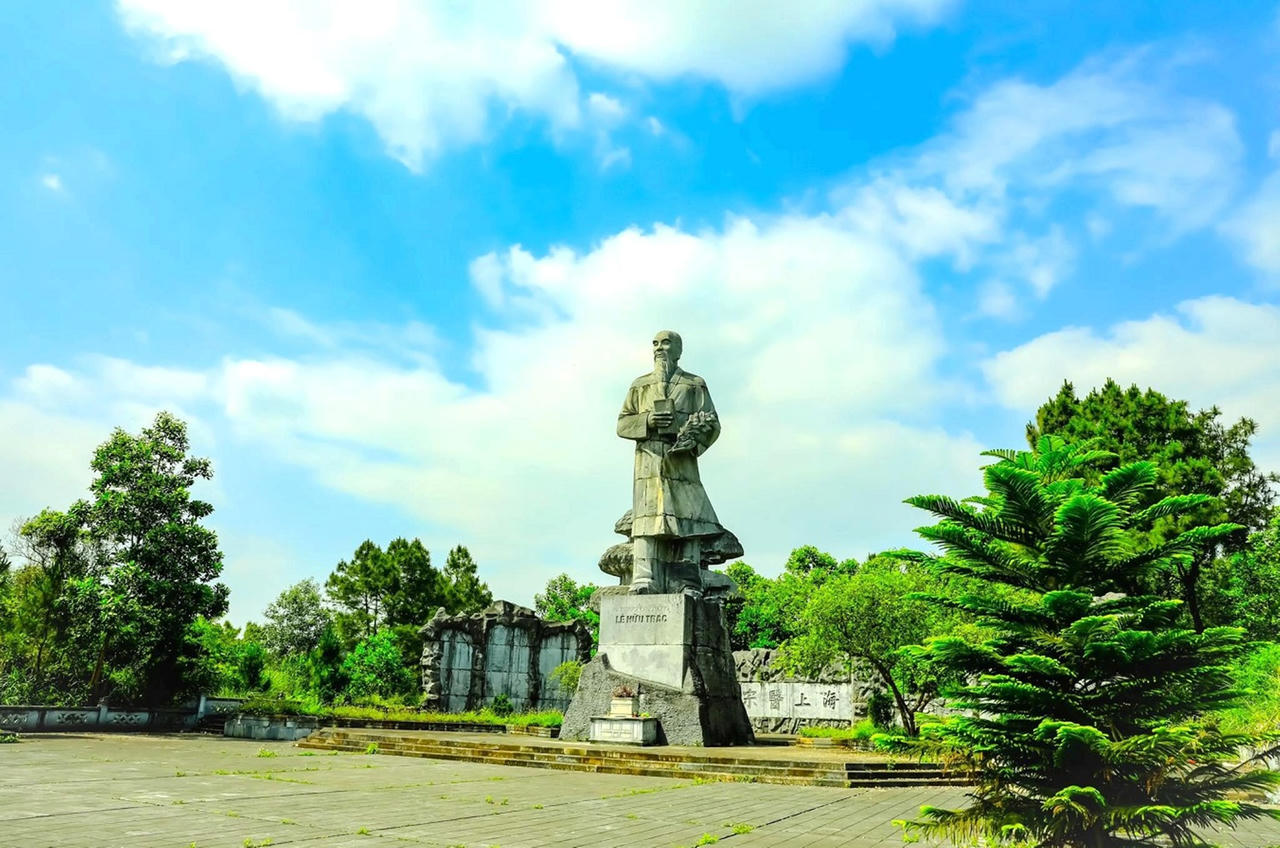 Dâng hương tưởng niệm 300 năm ngày sinh đại danh y Hải Thượng Lãn Ông Lê Hữu Trác 