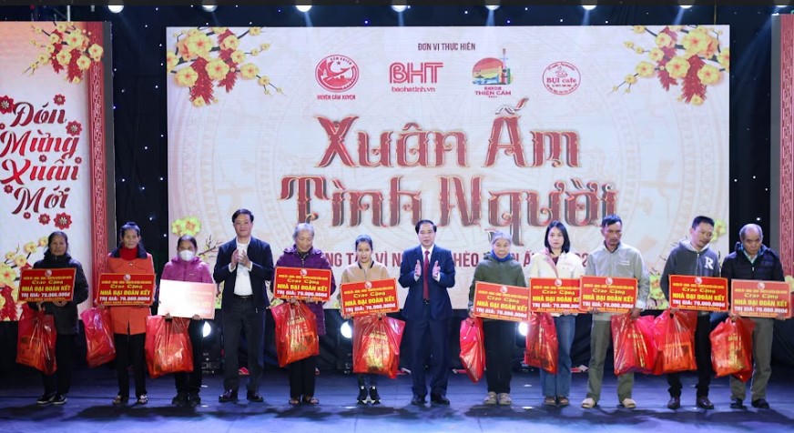 Báo Pháp luật Việt Nam và Công ty CP MBN Jupiter ủng hộ 200 triệu đồng xây nhà cho người nghèo ở huyện Cẩm Xuyên