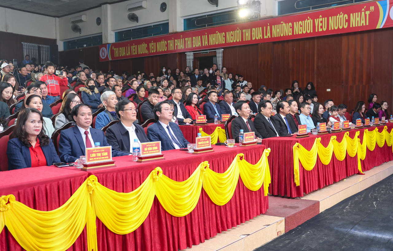 Báo Pháp luật Việt Nam và Công ty CP MBN Jupiter ủng hộ 200 triệu đồng xây nhà cho người nghèo ở huyện Cẩm Xuyên