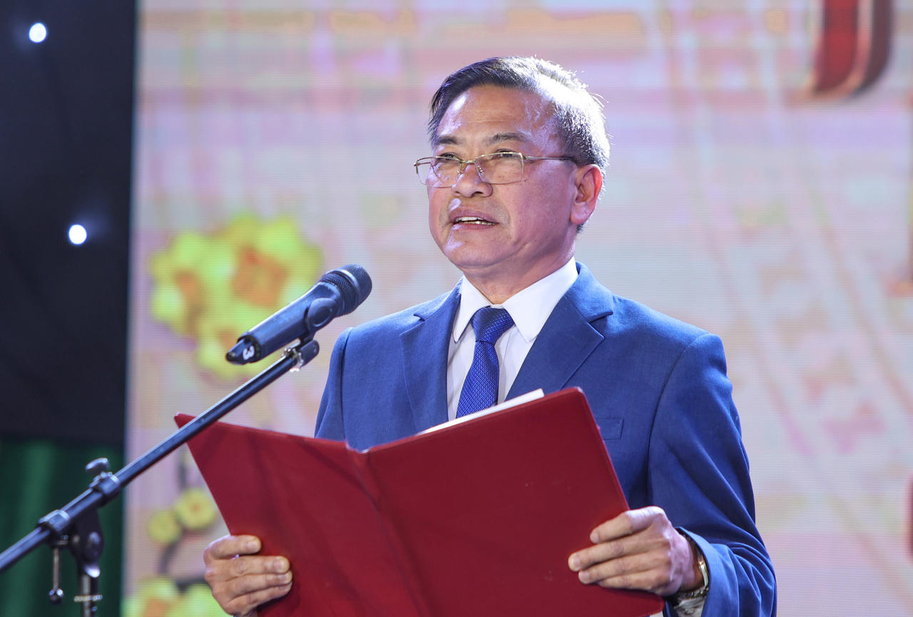 Báo Pháp luật Việt Nam và Công ty CP MBN Jupiter ủng hộ 200 triệu đồng xây nhà cho người nghèo ở huyện Cẩm Xuyên