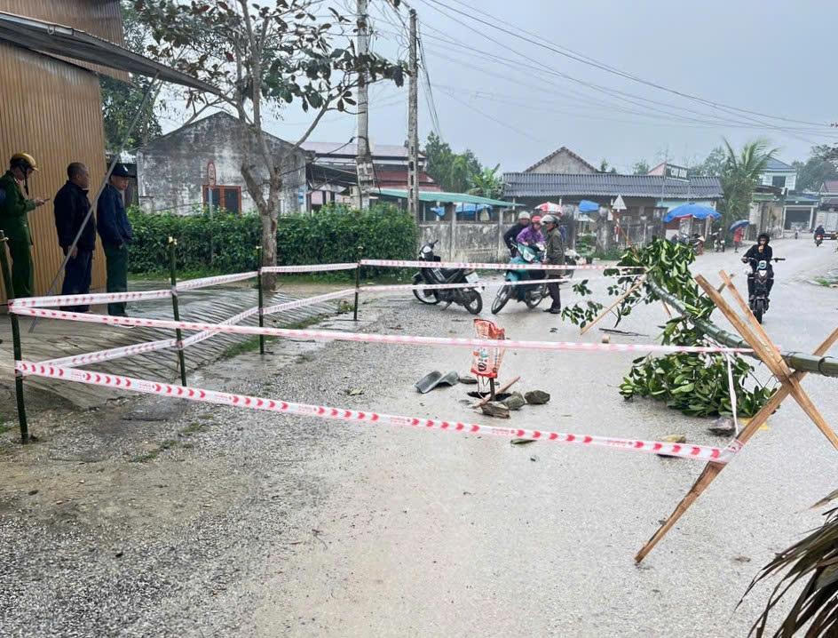 Xuất hiện 'hố tử thần' sâu 1,8m trên đường ở Hà Tĩnh 