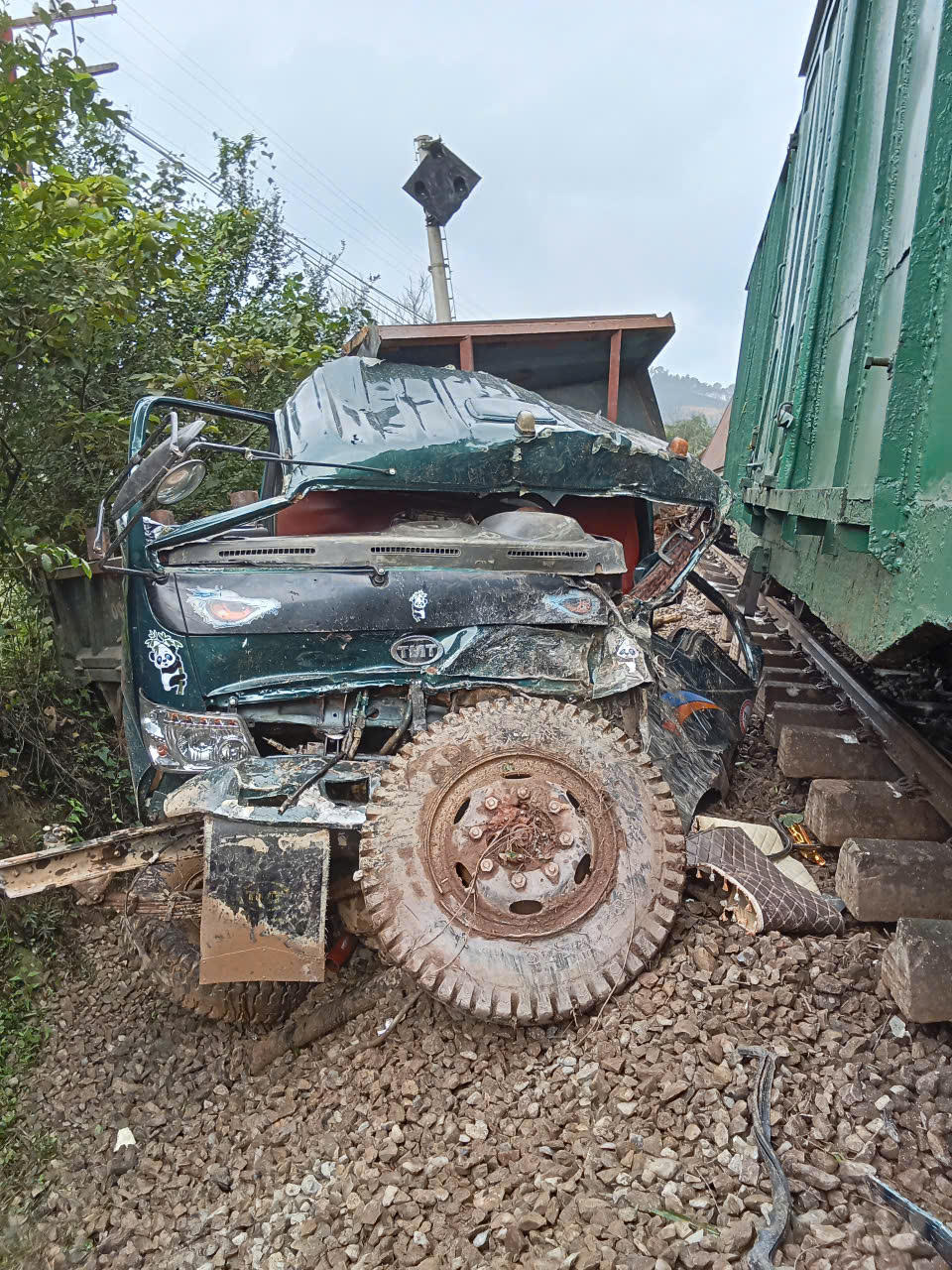 Xe tải biến dạng do va chạm tàu hoả