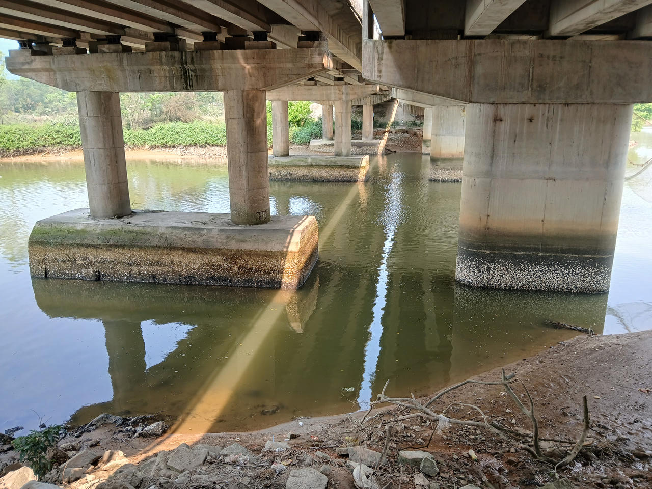 Dùng ván gỗ kê dưới mố cầu Rác tránh hư hỏng lan rộng