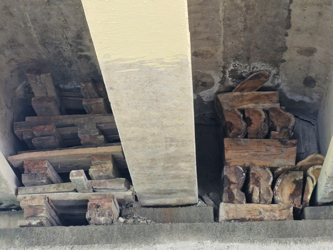 Dùng ván gỗ kê dưới mố cầu Rác tránh hư hỏng lan rộng