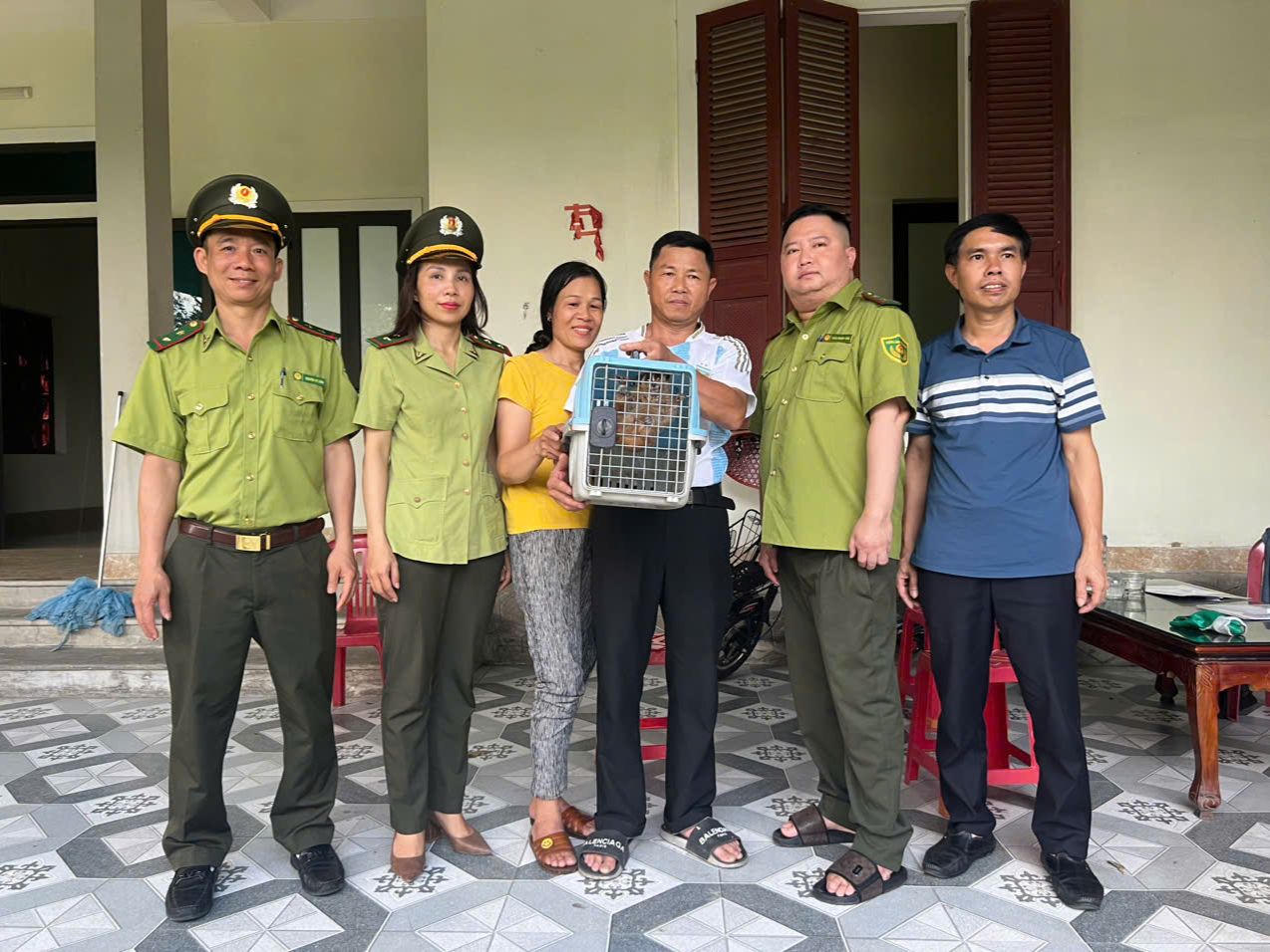 Người dân tự nguyện giao nộp cá thể cu li quý hiếm cho cơ quan chức năng